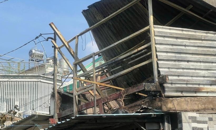 Nhiều vật dụng bên trong căn nhà bị thiêu rụi. (Ảnh: Dân trí)