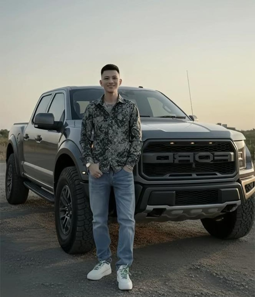 "Long Tổng" thường xuyên sống ảo trên mạng xã hội. Ảnh: Dân Việt