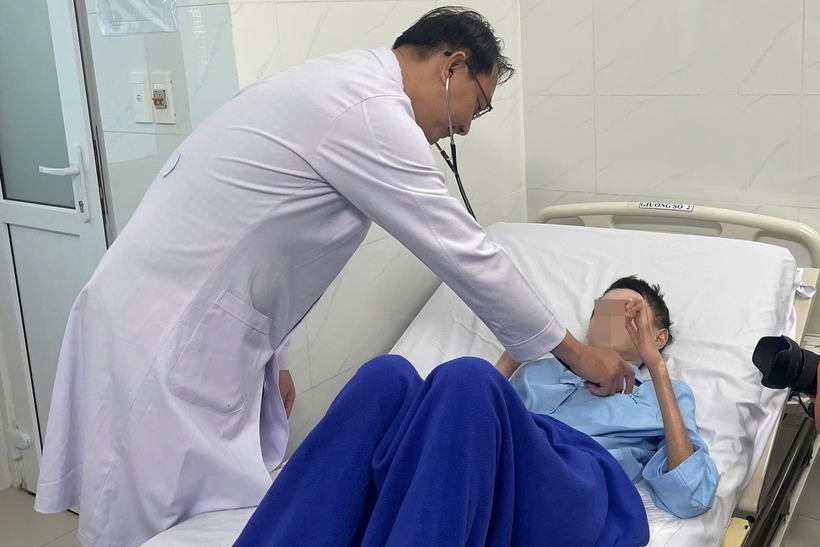 Bác sĩ thăm khám cho bệnh nhân. Ảnh: Dân Trí.