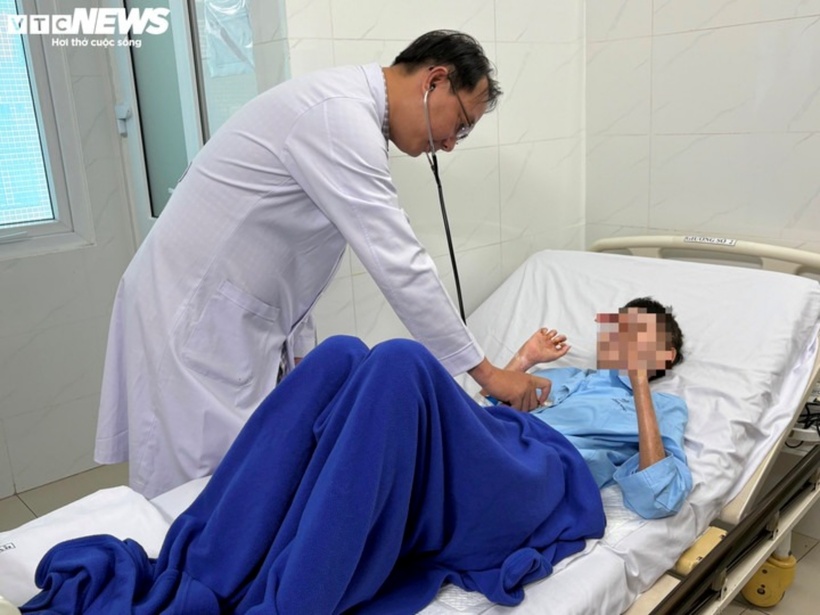 Bác sĩ thăm khám cho bệnh nhân. Ảnh: VTC News.