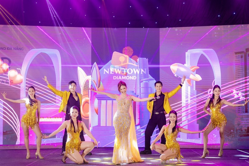 Ca sĩ Dương Hoàng Yến thổi bùng không khí khán phòng với màn trình diễn kết hợp hoàn hảo giữa âm thanh, ánh sáng và công nghệ