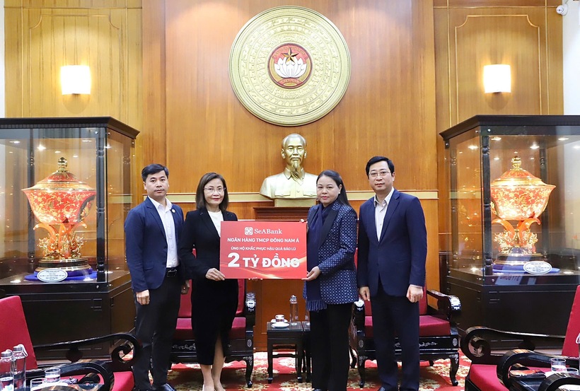 Bà Trần Thị Thanh Thủy - thành viên Hội đồng Quản trị Ngân hàng SeABank đại diện trao tặng ủng hộ qua Ủy ban Trung ương MTTQ Việt Nam