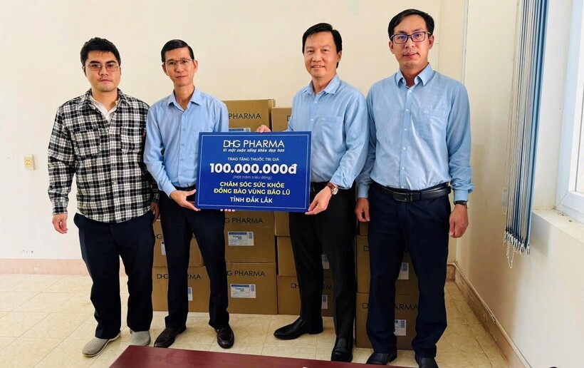 Cuối tháng 11, DHG Pharma đã kịp thời trao tặng các cơ số thuốc thiết yếu đến Sở Y tế, các bệnh viện và trung tâm y tế tại những tỉnh miền Trung, góp phần hỗ trợ chăm sóc sức khỏe người dân trong giai đoạn khó khăn.