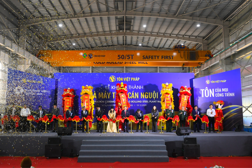 Lãnh đạo Tôn Việt Pháp thực hiện nghi thức cắt băng khánh thành Nhà máy Thép cán nguội số 2