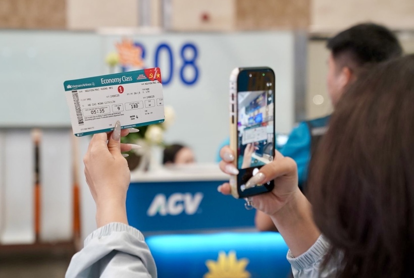 Hành khách lưu giữ khoảnh khắc đặc biệt trên chuyến bay đầu tiên đến Sân bay Long Thành