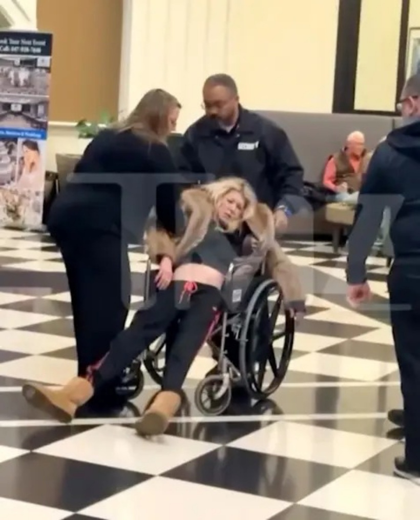 Tara Reid bất tỉnh, được đưa đến bệnh viện. Ảnh: TMZ.