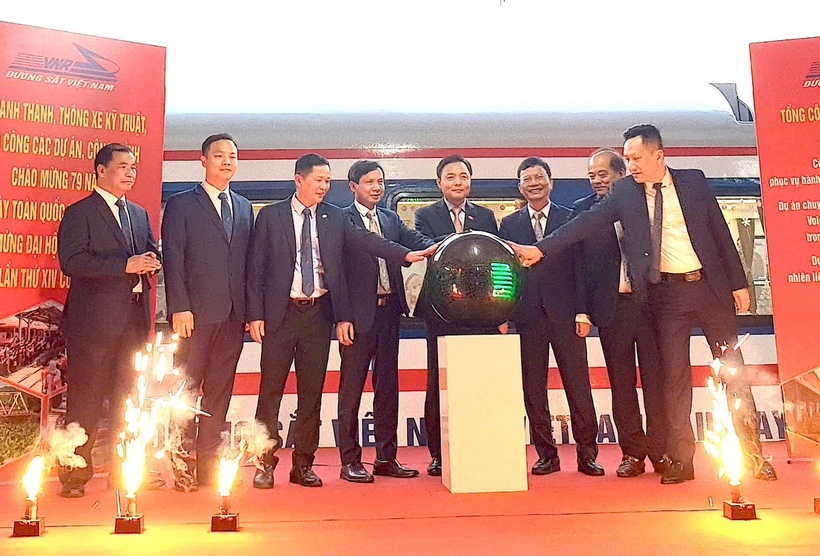 Các đại biểu nhấn nút khánh thành công trình “Hiện đại hóa toa xe phục vụ hành khách trên hệ thống đường sắt quốc gia”