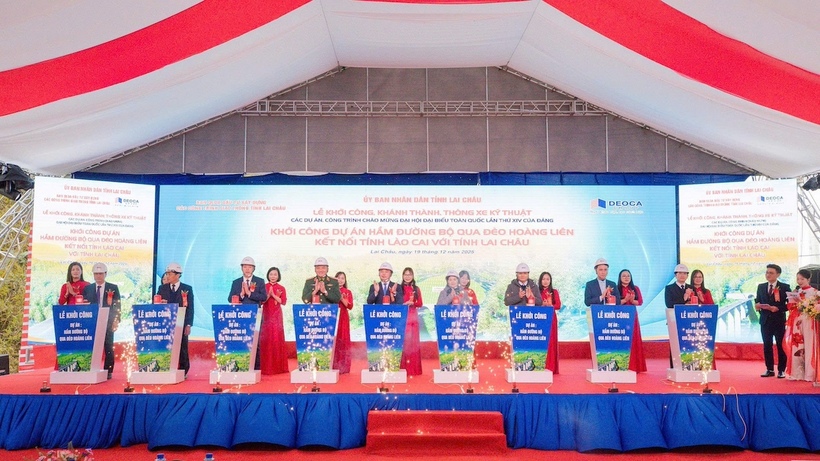 Các đại biểu đã thực hiện nghi thức ấn nút phát lệnh khởi công Dự án hầm đường bộ qua đèo Hoàng Liên