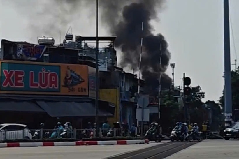 Hiện trường vụ cháy, khói bay đen nghịt trời. Ảnh: Lao động