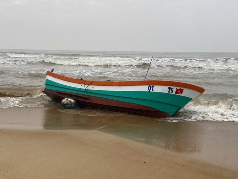 Phát hiện tàu cá trôi dạt còn nguyên máy móc, ngư lưới cụ. Ảnh: Tuổi Trẻ