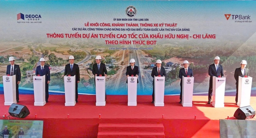 Các đại biểu bấm nút thông tuyến dự án tuyến cao tốc cửa khẩu Hữu Nghị - Chi Lăng