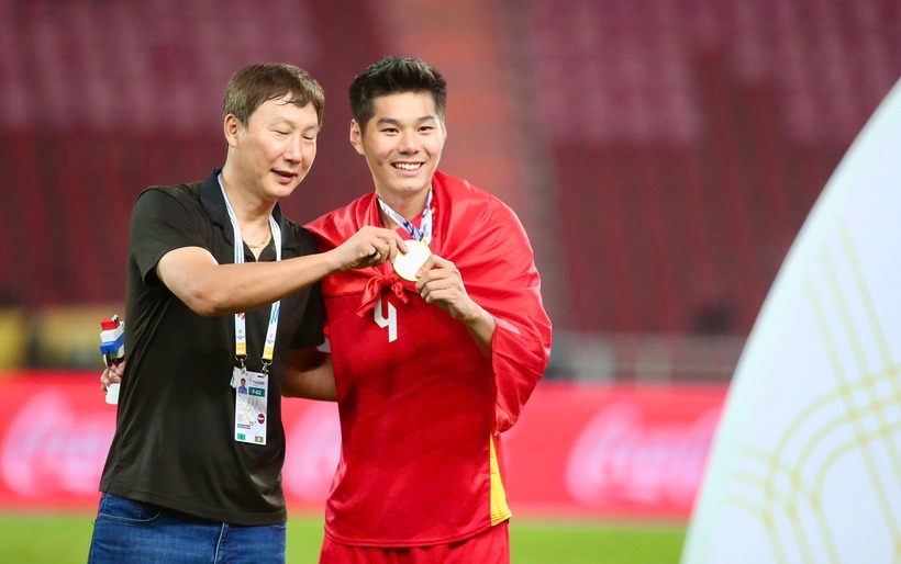 Dù lên ngôi vô địch SEA Games 33 sau màn lội ngược dòng đầy cảm xúc, U22 Việt Nam vẫn khiến dư luận xôn xao vì sự vắng mặt khó hiểu của HLV Kim Sang-sik cùng các cộng sự trong lễ trao huy chương vàng.