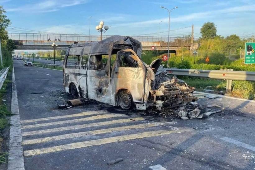 Xe cứu thương bị thiêu rụi hoàn toàn sau tai nạn. Ảnh: Dân trí