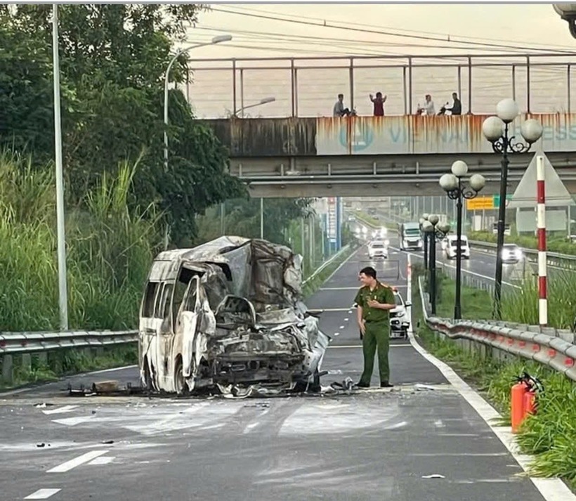 Lực lượng công an có mặt tại hiện trường sau tai nạn. Ảnh: Tiền phong