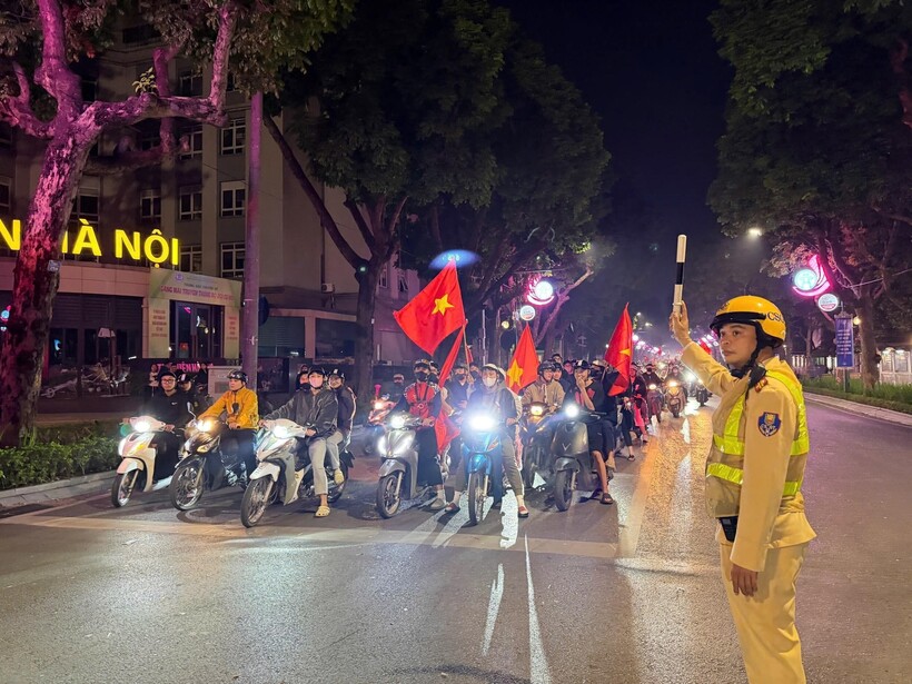 Lực lượng CSGT làm nhiệm vụ tại các tuyến phố trung tâm.