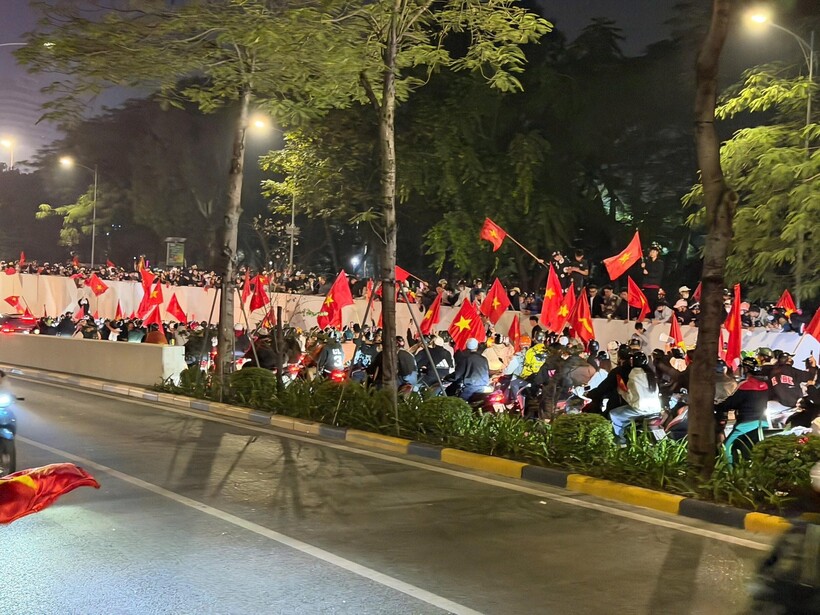 Vui chiến thắng,  người dân Thủ đô không quên chấp hành an toàn giao thông - 5