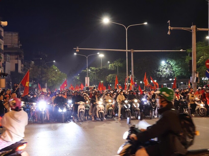 Vui chiến thắng,  người dân Thủ đô không quên chấp hành an toàn giao thông - 6