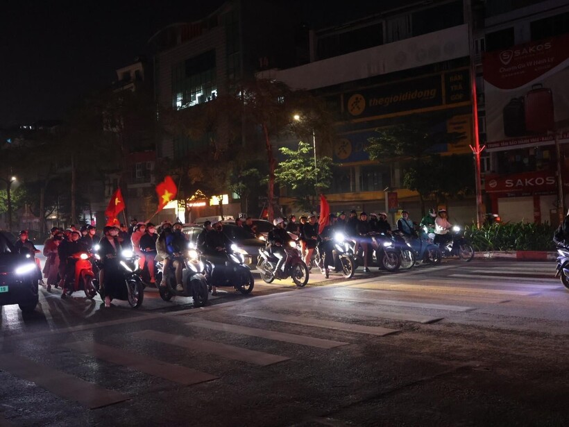 Vui chiến thắng,  người dân Thủ đô không quên chấp hành an toàn giao thông - 7