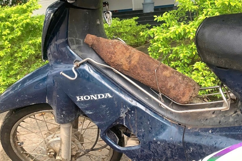 Người đàn ông chở vật nghi đạn pháo đến công an giao nộp. (Ảnh: VnExpress)