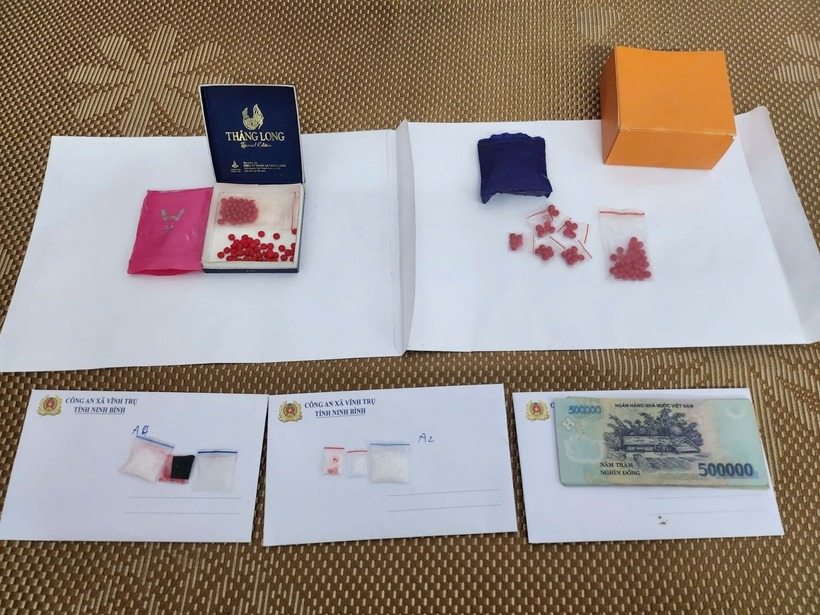 Các đối tượng và tang vật ma túy. Ảnh: