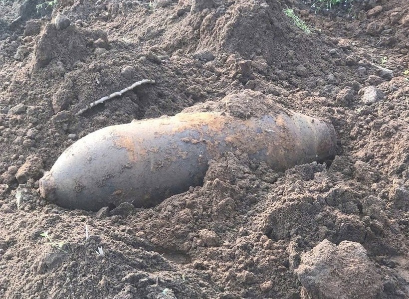 Đang dọn vườn trồng mía, người đàn ông ở Gia Lai phát hiện quả bom "khủng" nặng khoảng 350 kg. Ảnh: Thanh Niên