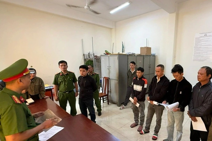 Mâu thuẫn với hàng xóm, bố mẹ và con trai cùng bị khởi tố. Ảnh: Báo Dân trí.