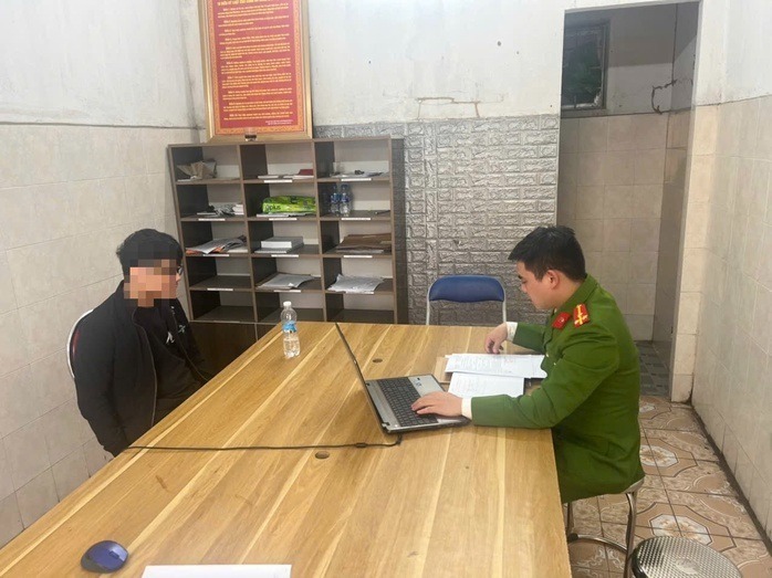 Ngô Tùng Lâm làm việc tại cơ quan công an. Ảnh: Người lao động