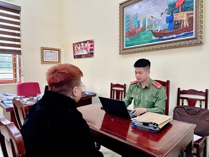 Cơ quan công an làm việc với đối tượng. Ảnh: Công an Hưng Yên