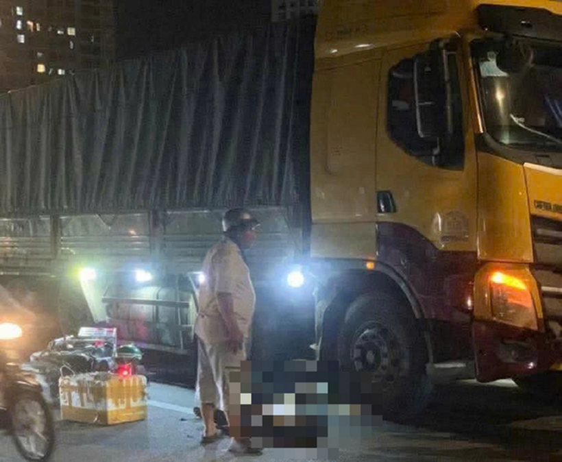 Hiện trường vụ tai nạn nghiêm trọng khiến 2 thiếu niên bị cuốn vào gầm xe tải, tử vong thương tâm ở TP.HCM  - 1