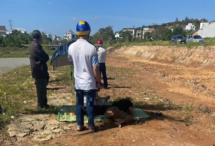 Thi thể nạn nhân được vớt lên bờ, phục vụ công tác điều tra. (Ảnh: Dân trí)