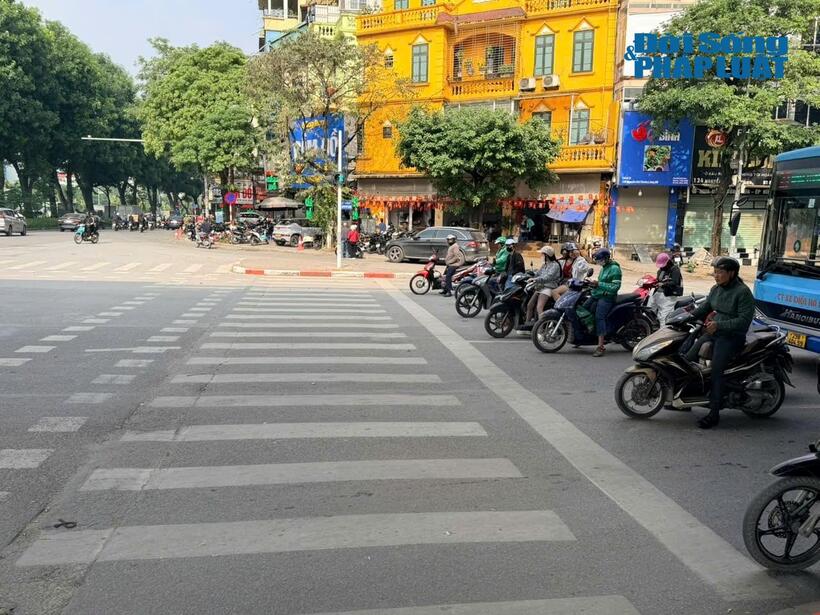 Người tham gia giao thông nghiêm túc dừng chờ đèn đỏ trên tuyến Giải Phóng.
