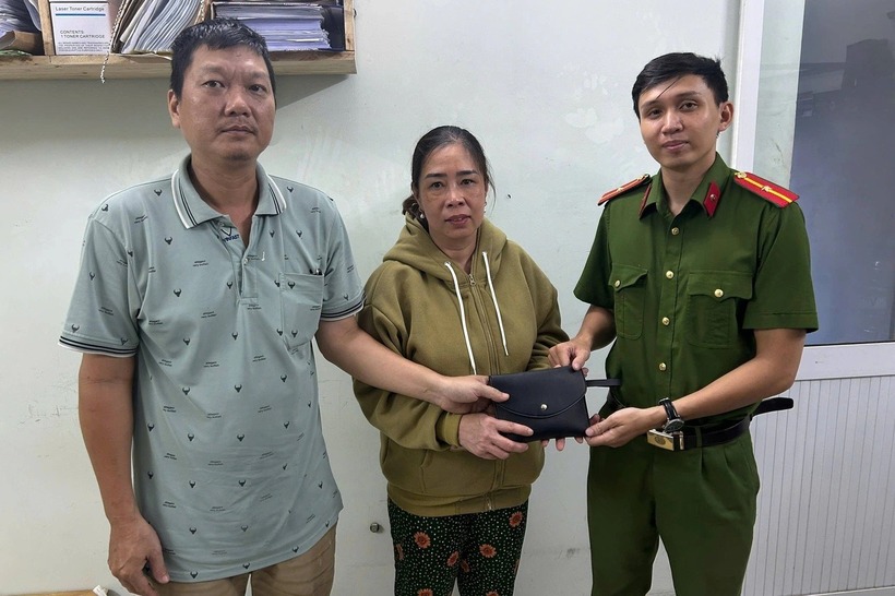 Công an cùng với ông Trần Châu Bình trao trả tài sản cho người bị đánh rơi. (Ảnh: Công an phường Tân Bình)