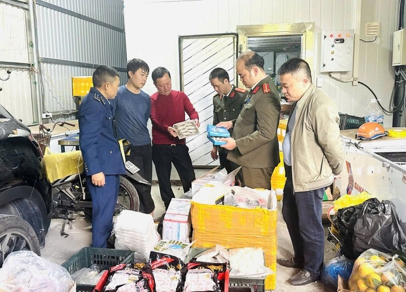 Số thực phẩm "quá đát" bị tiêu hủy hoàn toàn theo đúng quy trình. Ảnh: Dân Việt