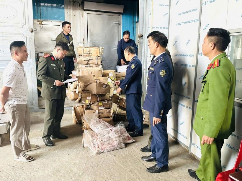 Lực lượng chức năng phát hiện hàng hóa không có nguồn gốc, xuất xứ. Ảnh: Công lý