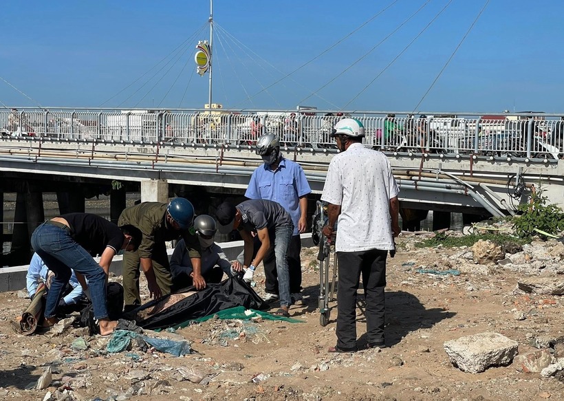 Lực lượng chức năng cùng người dân vớt thi thể nạn nhân lên bờ. (Ảnh: Dân trí)