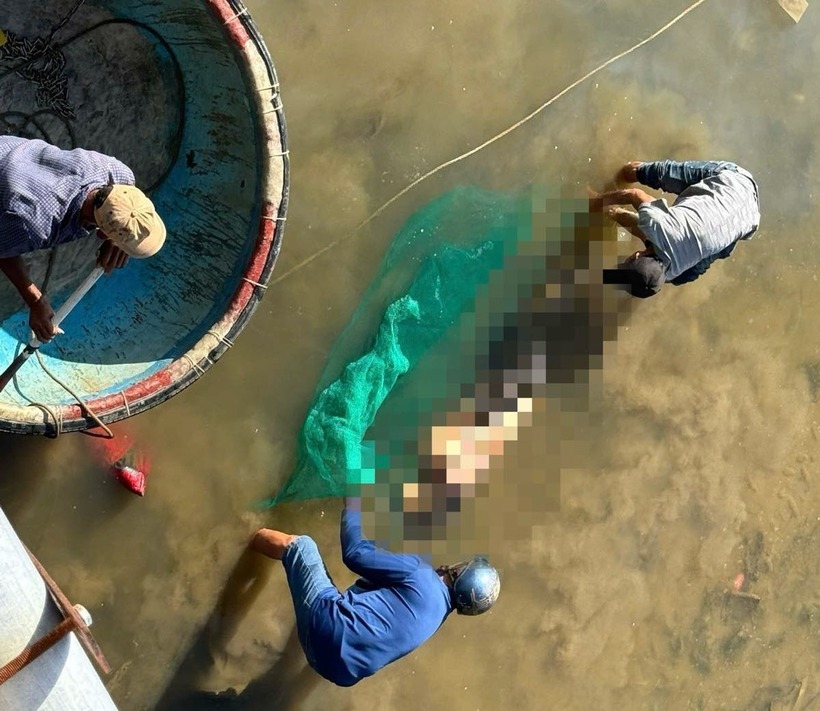 Người dân phát hiện thi thể nữ giới ven sông Cà Ty. (Ảnh: Lao động)