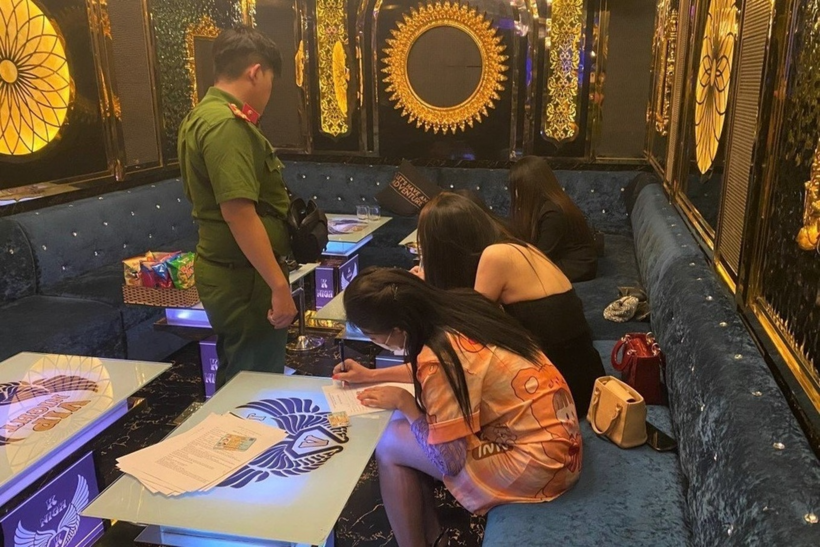 Lực lượng chức năng lập biên bản một quán karaoke không phép tại TP.HCM. Ảnh: Dân Trí.