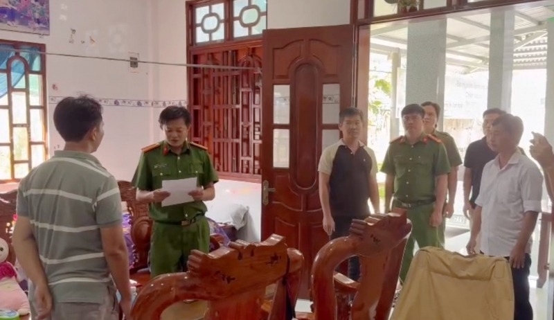 Khám xét nơi ở của một trong 10 đối tượng đã bị bắt giữ. Ảnh: Công an nhân dân