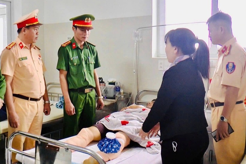 Lãnh đạo Công an TP.Đà Nẵng thăm hỏi, động viên Trung tá Nguyễn Văn Tuấn.(Ảnh: Công an TP.Đà Nẵng)