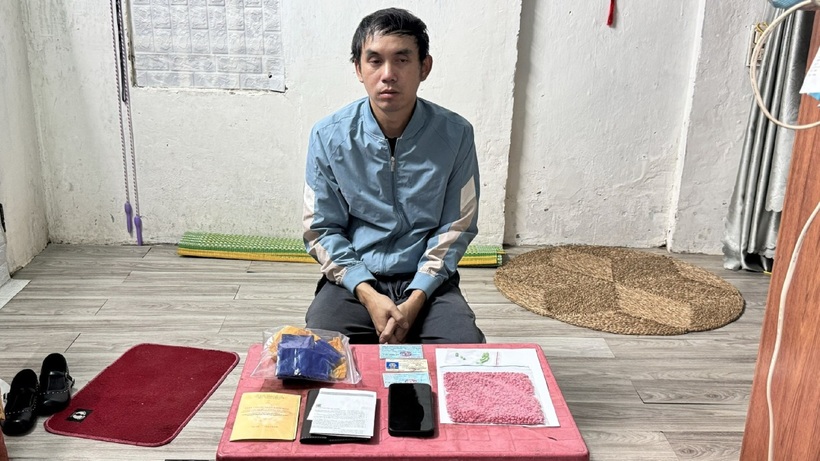 Đối tượng Nguyễn Tiến Thành cùng tang vật. Ảnh: Công an Quảng Trị