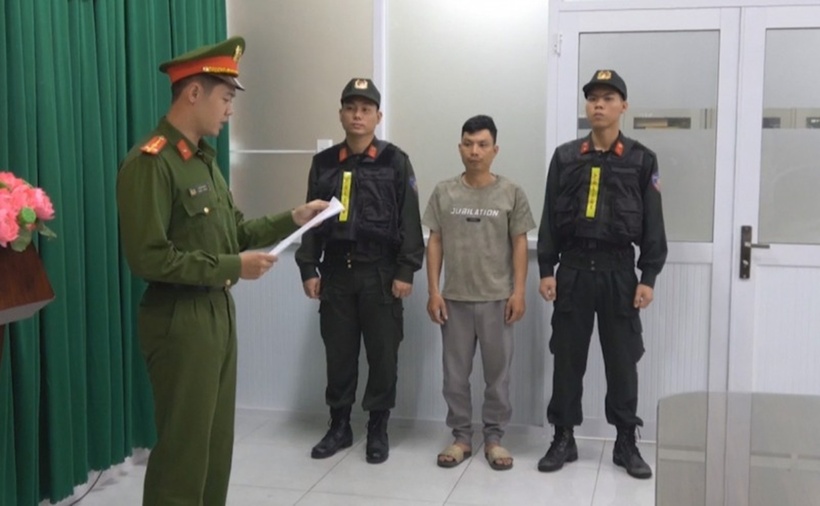 Công an TP.HCM đọc lệnh bắt Nguyễn Đức Đạt. (Ảnh: Cơ quan công an)