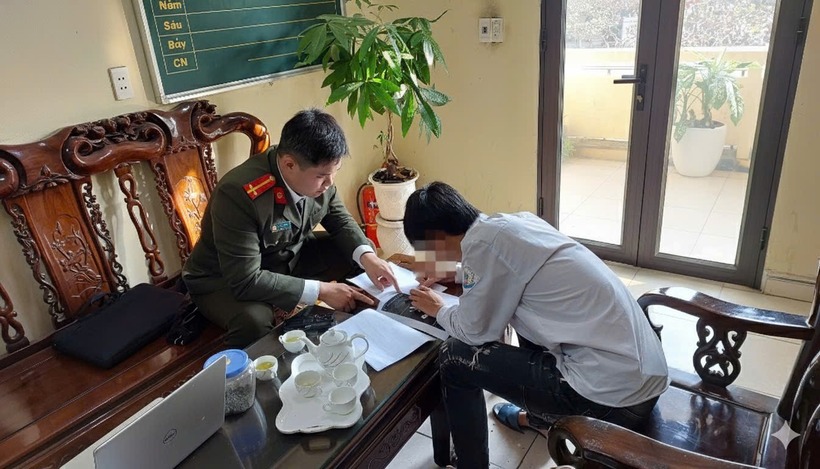 Công an xã Quỳnh Phụ tuyên truyền, nhắc nhở N.Đ.P. Ảnh: Công an Hưng Yên