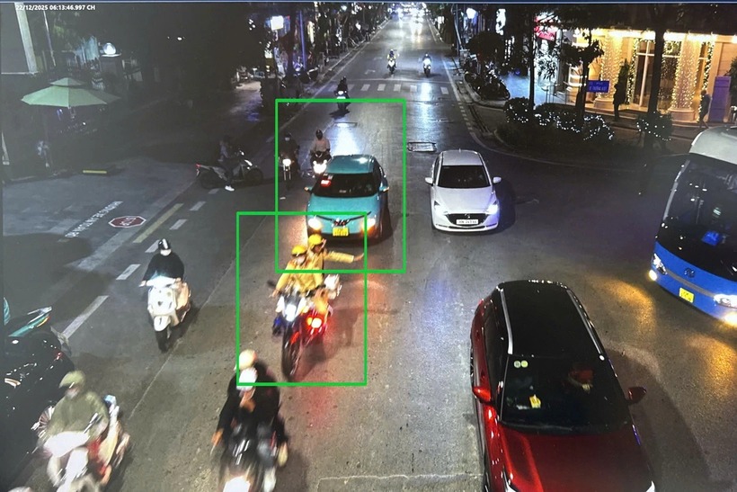 Camera AI ghi lại hình ảnh CSGT hỗ trợ, mở đường cho xe taxi chở chị H. tới bệnh viện (Ảnh: Công an)