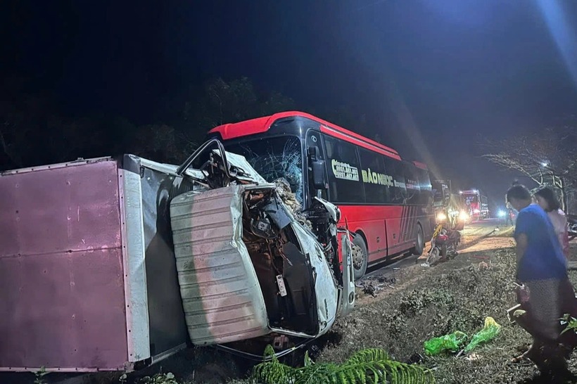 Hiện trường vụ va chạm giữa xe tải và ô tô khách. (Ảnh: Dân trí)