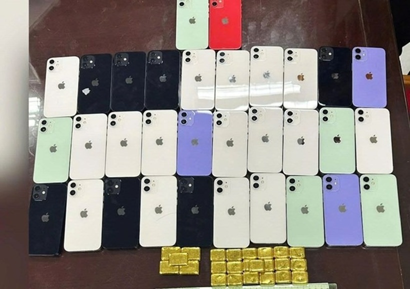 Tang vật gồm 32 chiếc điện thoại và 24 thỏi vàng vận chuyển trái phép mà Công an Khánh Hòa phát hiện. Ảnh: Lao động