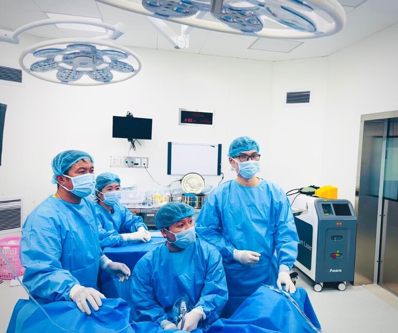 Bác sĩ Mai Văn Lực thực hiện một ca mổ cho bệnh nhân. Ảnh: BSCC