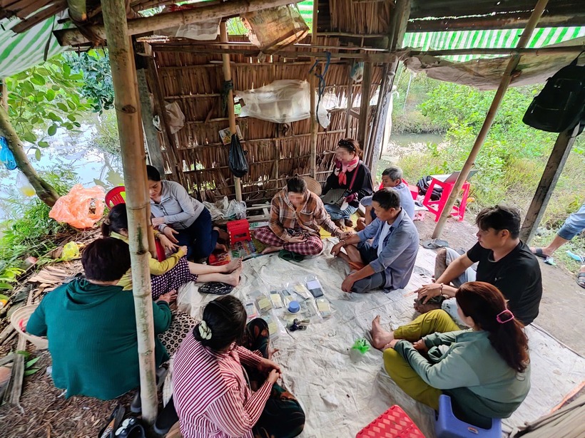 11 người đang tham gia đánh bạc bằng hình thức lắc tài xỉu với mục đích được, thua bằng tiền. Ảnh: Công an tỉnh Vĩnh Long.