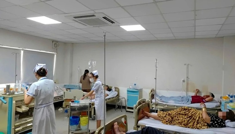 Các bệnh nhân trong vụ ngộ độc bánh mì đang được điều trị. Ảnh: PLO.