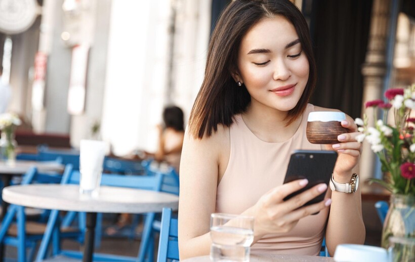 Khách hàng trải nghiệm đặt vé máy bay trên ứng dụng VietinBank iPay Mobile.