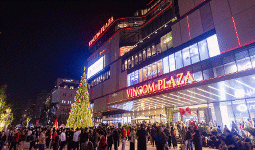 Không khí lễ hội rộn ràng bên ngoài điểm hẹn mới của Thành Vinh